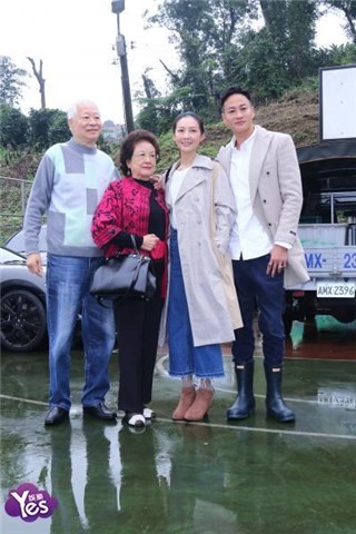 〈Yes 台北现场〉何润东带妻子出席慈善活动 被问何时会有喜讯苦笑以对