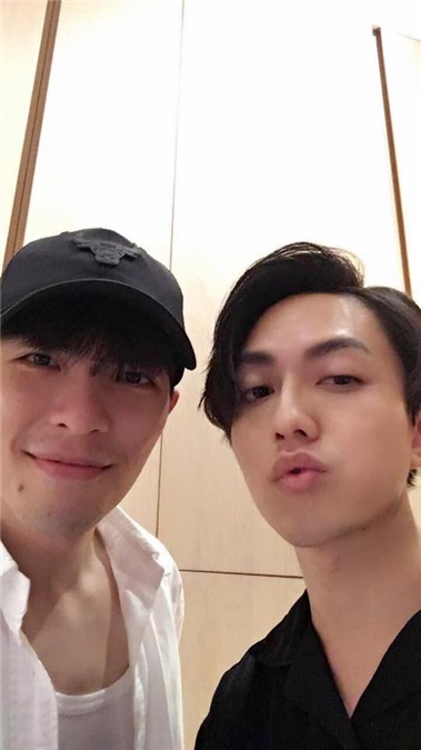 实习崴:踢馆魔王与第一名同框 自拍9连发逗乐粉丝