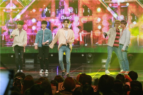 男团MonstaX、女团PRISTIN、EXID、GFriend在MBC《SHOWCHAMPION》中带来精彩舞台