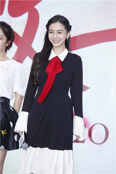 Angelababy与井柏然借位拥吻比爱心 呲牙咧嘴小表情不断一脸暧昧