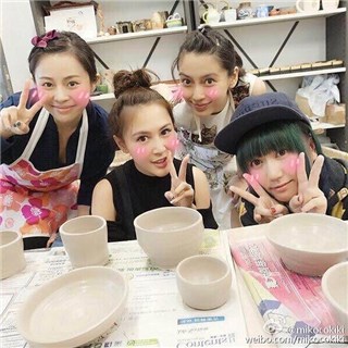 Angelababy停工待产与闺蜜做陶艺 素颜出镜气色好