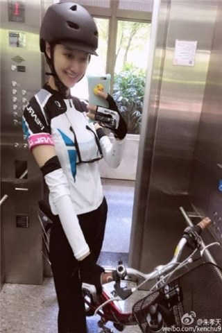 ▲朱孝天上传老婆一系列的单车出游照。(图/翻摄自朱孝天微博)