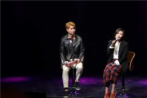 EXO都暻秀、蔡书珍出席新网剧《积极的体质》ShowCase