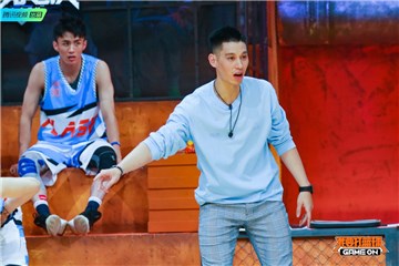 林书豪在场边指导