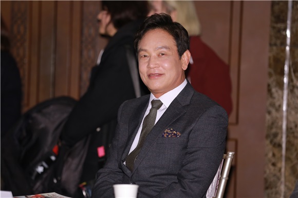 李准、郑素敏出席KBS新周末剧《爸爸好奇怪》的制作发布会