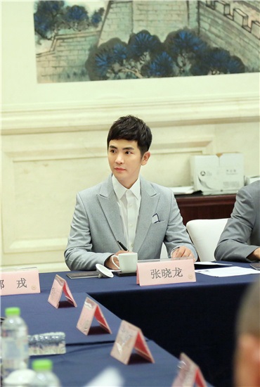 张晓龙二度任艾美奖评委 尽显国际影响力
