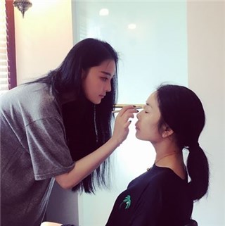 张馨予与妈妈合影似姐妹 网友大赞高颜值基因好