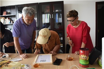 刘苗苗、程青松分别在获奖凭证上签字