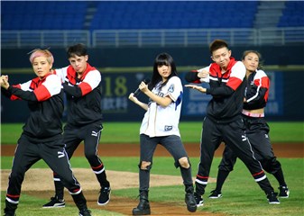 安那尚未正式出道就获邀开球 「最强怪物新人」就是狂