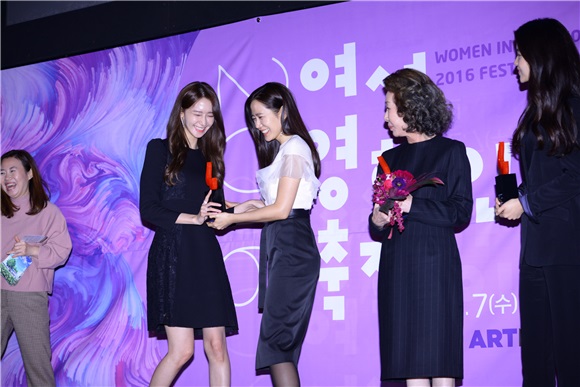 少女时代允儿出席「2016年度女性电影人奖」颁奖典礼