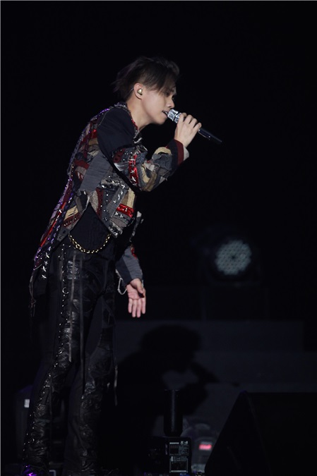 张敬轩世巡完美落幕 落泪演唱全场座无虚席
