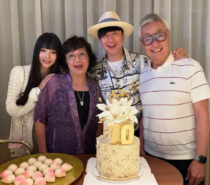 林俊杰带神秘女友为母庆生恋情曝光,经纪公司紧急否认怀孕传闻