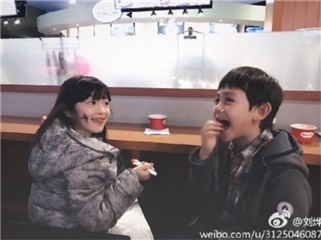 夏天、诺伊、霓娜混血宝宝圣诞合体  两家团聚独缺他