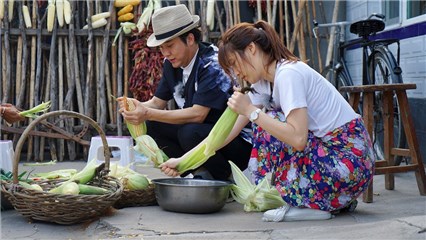 李玉刚和悦悦剥玉米