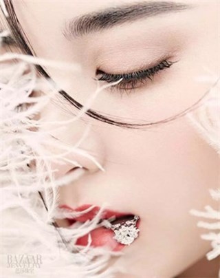 (古力娜扎佩戴“星芒”拍摄《芭莎珠宝》杂志12月刊)