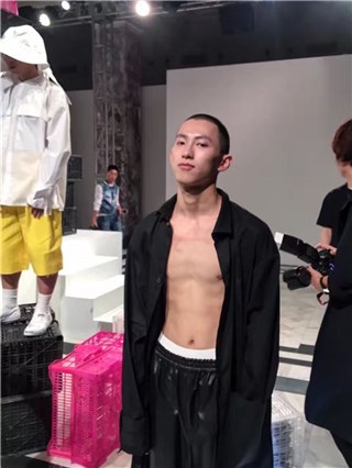 因为颜值出众,俞彬早已成为很多广告和摄影师的宠儿