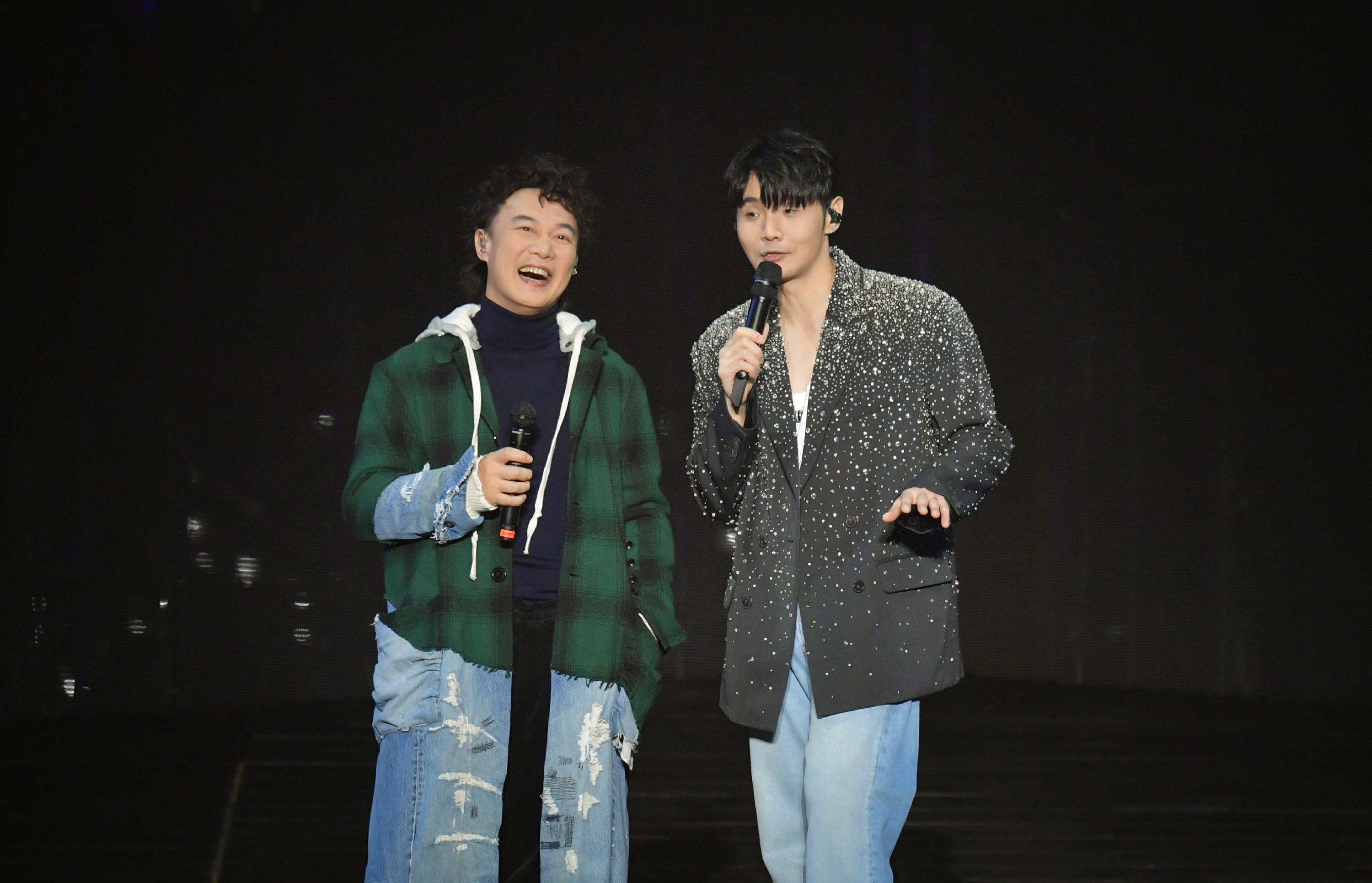 Eason陈奕迅惊喜现身任李荣浩杭州巡唱嘉宾 梦幻合唱新歌《社交恐惧癌》