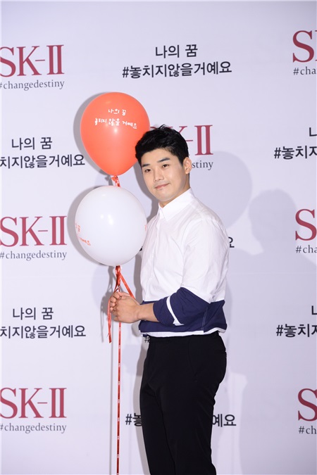 金喜爱、女团少女时代成员Sunny、歌手尹钟信及儿子尹拉益等出席某品牌活动
