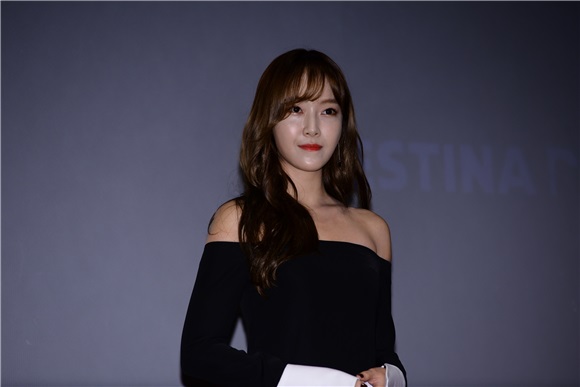 Jessica出席签名会 露肩礼服显高贵优雅