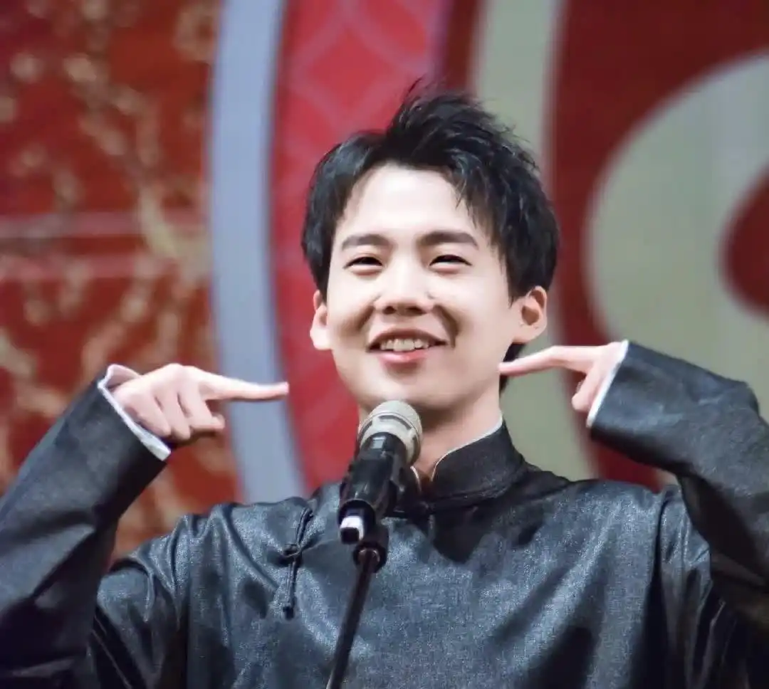 郭麒麟回应德云社继承人争议:先给父亲郭德纲及师傅办告别演出