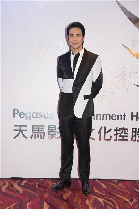 今天晚上举行了天马影视的周年晚会,而老板黄百呜今天请了一众演员吃饭也回顾2016年公司在电影方有好的成绩。而今天晚上旗下公司演员也出席这个盛宴。包括:吴千语、任达华、张晋、蔡少芬、朱茵、黄贯中、林家栋、郑嘉颖、刘心悠等