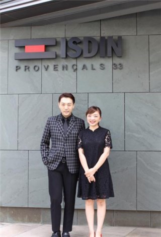 (左时尚教父李云涛 右怡思丁大中华区总经理 胡佳 女士)
