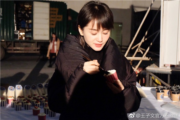王子文粉丝探班《动物管理局》 暖心偶像寒风中送粉丝奶茶