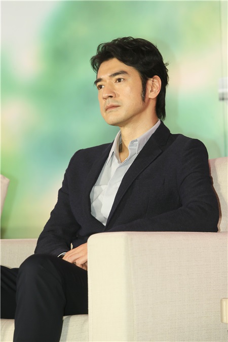 导演许宏宇、监制陈可辛、金城武、许月珍等出席电影《喜欢你》台北记者会
