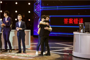 杨易和郭小舟庆祝胜利