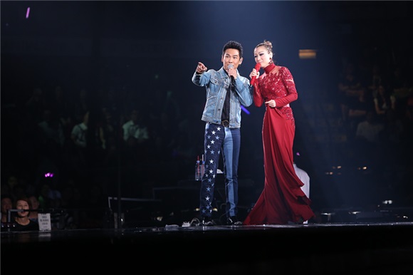 杜德伟助阵郑秀文演唱会 新晋奶爸扮许志安玩心不改