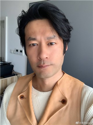 魅力大叔谭凯刮掉胡子 网友：颜值不输小鲜肉