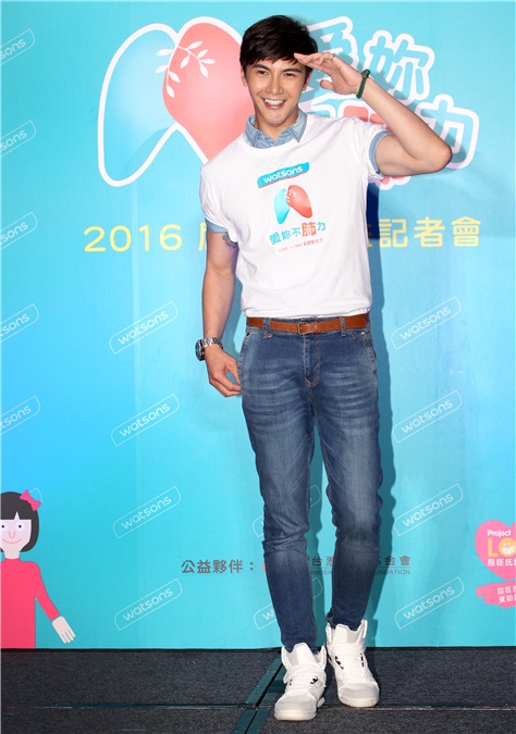谢佳见、曾之乔出席爱你不「肺」力公益活动