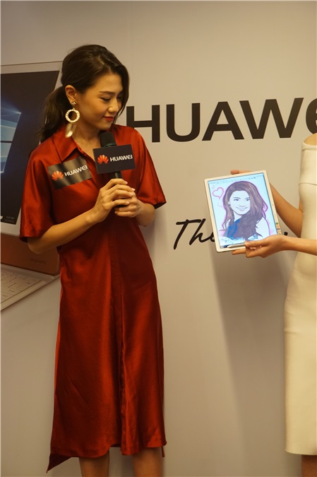 周秀娜出席电子产品发布会