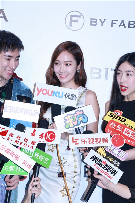 Jessica郑秀妍受邀看秀 裹身连衣裙秀S身材