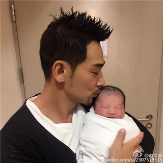 三胎！赵文卓晒照报喜：月亮女神出世