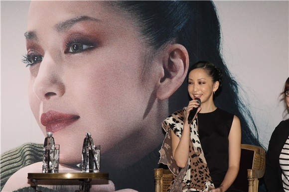 中岛美嘉冒着台风天来台宣布演唱记者会