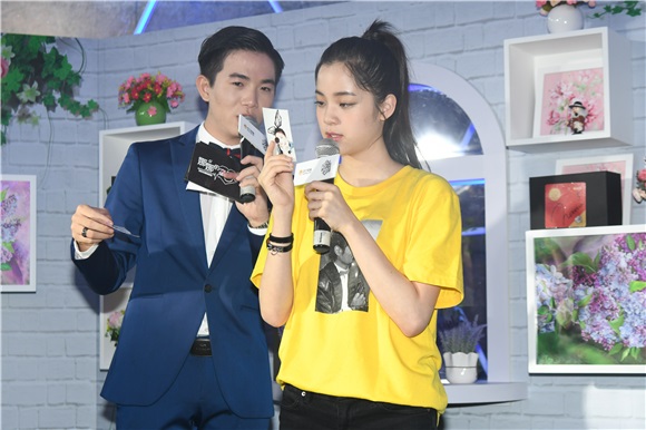 欧阳娜娜现身苏宁快闪店 携众人写纸条为九寨沟的祈福