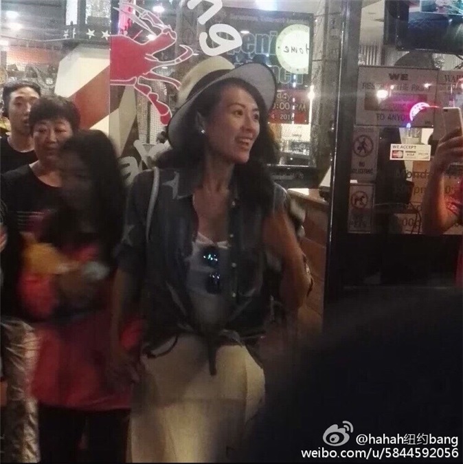 章子怡甘当「女儿奴」 陪小苹果逛街吃大餐