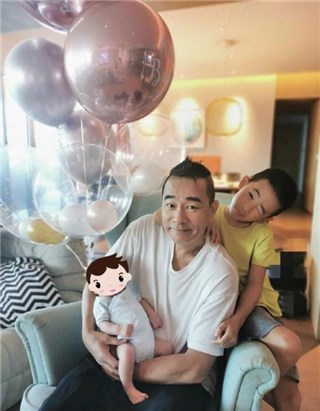 陈小春发文庆小儿子满月   跟足传统备姜红鸡蛋庆祝