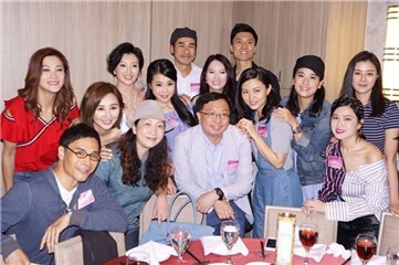 〈Yes香港现场〉《不懂撒娇的女人》收视率节节攀高 众演员齐庆功