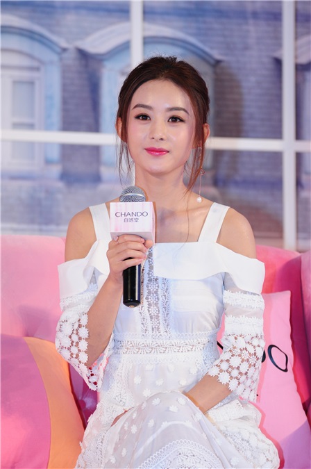 赵丽颖Self-Portrait透视蕾丝裙秀美腿 撅嘴卖萌亲自示范「碧瑶坐」