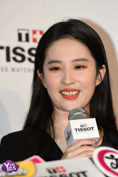 〈Yes 上海现场〉黄晓明刘亦菲共同出席活动 利落黑色装扮帅气满屏