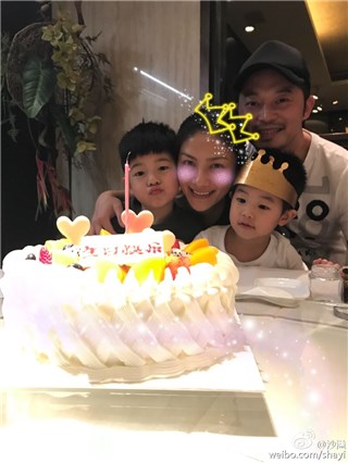 幸福满满！沙溢为“宝宝”胡可庆生 安吉小鱼儿暖心相伴