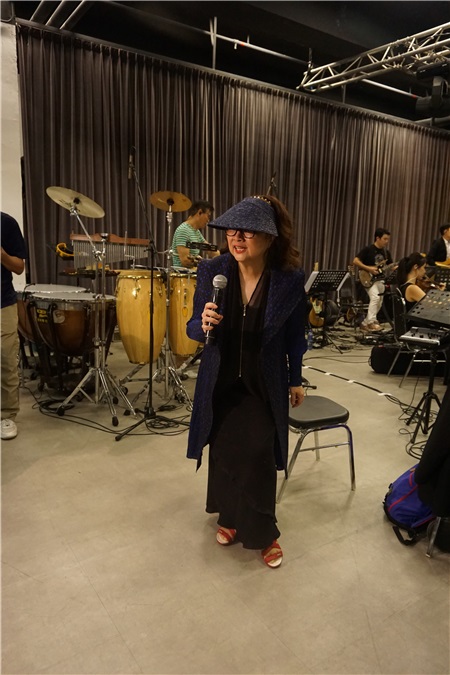 徐小凤为演唱会排练
