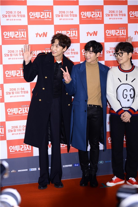 今日(11月4日),tvN 最新金土剧(周五.六播出的剧集)《Entourage》在首尔市清潭 CINE CITY 举办了特别版抢鲜看试映会兼红毯活动,