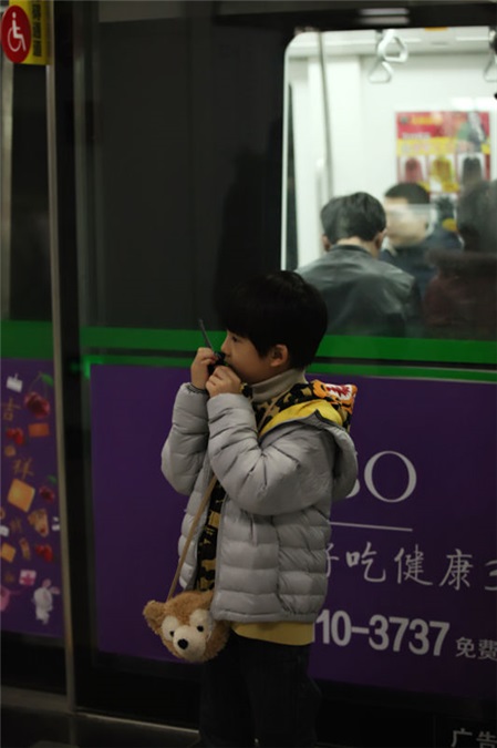顶顶独自坐地铁丢车票 对讲故障与董洁失联