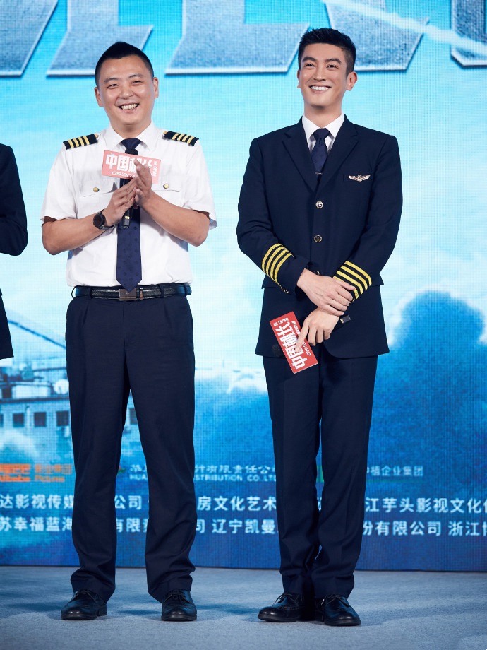 《中国机长》制服男神杜江 (3).jpg