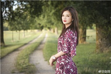赵薇晒父女背影照温馨满满 小四月长发及腰抢镜十足