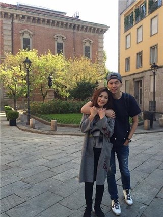 Ella 朝圣大卫雕像 拍照手戳到重要部位好害羞