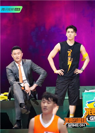 李易峰杜锋专注场上表现